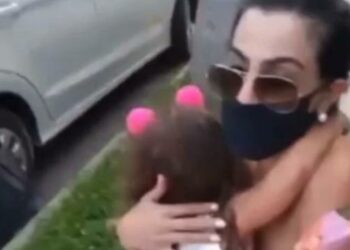 Mãe diz que filha de 3 anos sofre abuso ao ser deixada com o pai