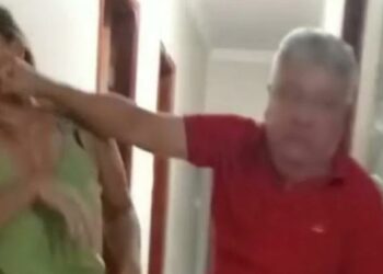 Homem espanca a esposa na frente das duas filhas; assista o vídeo