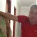 Homem espanca a esposa na frente das duas filhas; assista o vídeo