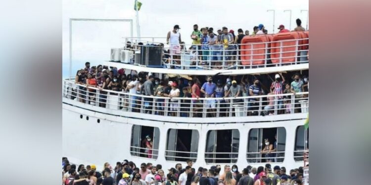 Em Manaus, fiscais interditam cerca de 19 embarcações que promoviam festas e aglomerações