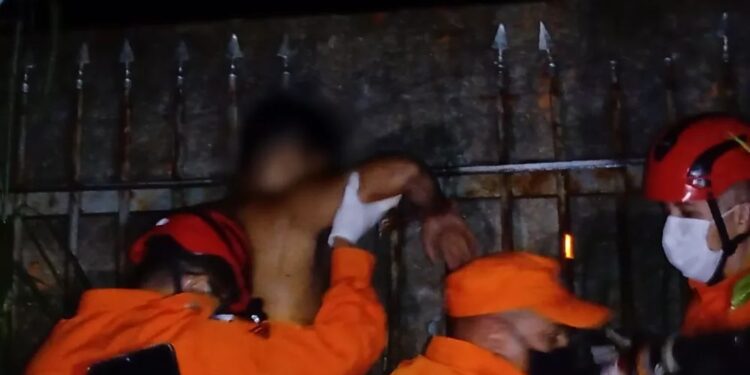 Homem tenta fugir de festa clandestina e fica com braço cravado em lança de portão