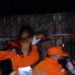 Homem tenta fugir de festa clandestina e fica com braço cravado em lança de portão