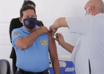Antes de tomar a segunda dose da vacina contra a covid, Mourão aconselha população a tomar imunizante