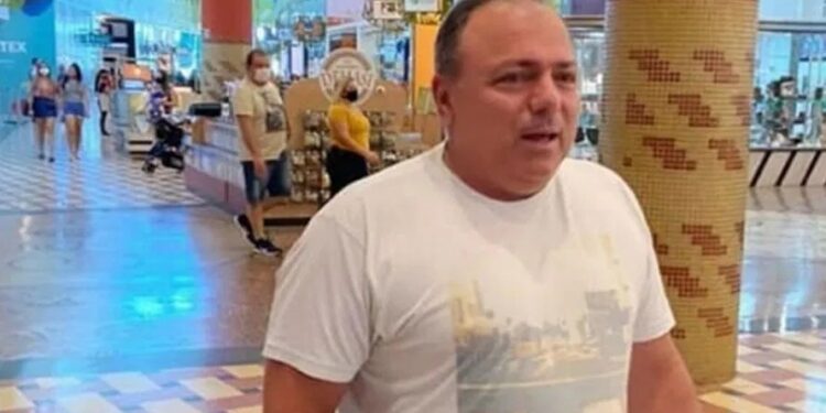 Ex-ministro Pazuello é flagrado sem máscara em shopping de Manaus