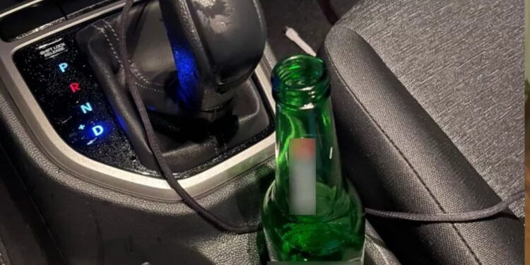 Motorista bêbado é preso recebendo sexo oral dentro de carro em movimento