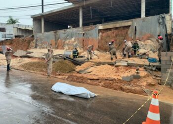 Funcionários de obra morrem soterrados após muro desabar durante forte chuva em Manaus