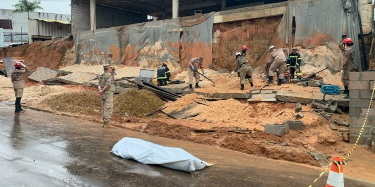 Funcionários de obra morrem soterrados após muro desabar durante forte chuva em Manaus