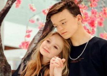 Modelo mirim de 8 anos assume relacionamento com adolescente de 13