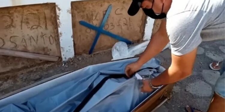 Vereador abre caixão lacrado para mostrar que idoso não morreu de Covid-19; veja vídeo