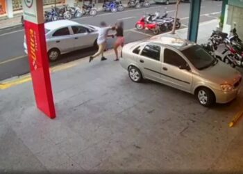 Mulher é agredida por motorista de aplicativo ao chutar porta de veículo