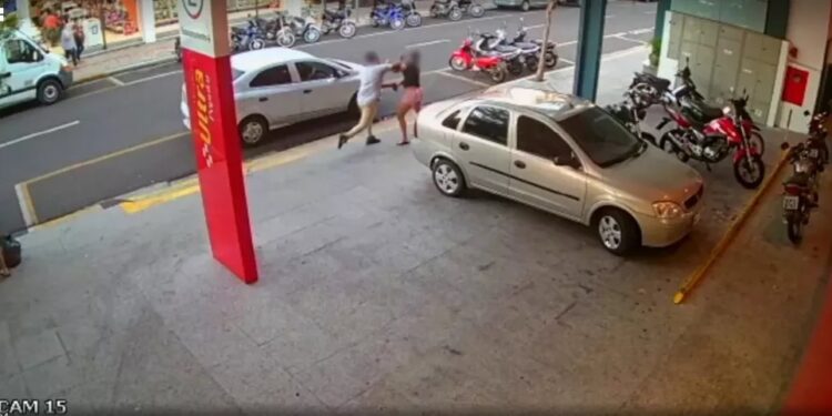 Mulher é agredida por motorista de aplicativo ao chutar porta de veículo