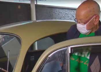 Ex-alunos fazem surpresa e compram carro de professor com dificuldades financeiras