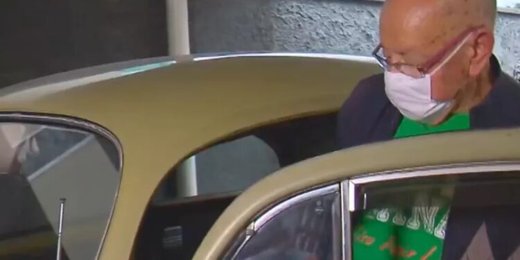 Ex-alunos fazem surpresa e compram carro de professor com dificuldades financeiras