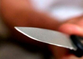 Homem agride ex-esposa a facadas na frente dos filhos em Manaus