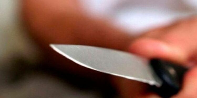 Homem agride ex-esposa a facadas na frente dos filhos em Manaus
