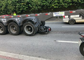 Irmãos escapam da morte durante grave acidente de moto na Avenida das Torres