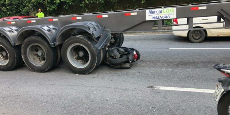 Irmãos escapam da morte durante grave acidente de moto na Avenida das Torres
