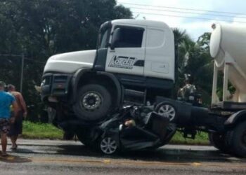 Imagens fortes! Carro é esmagado por carreta e família inteira morre na BR-316