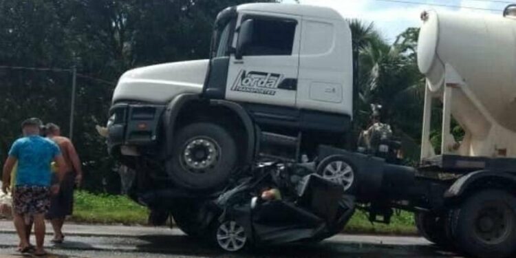 Imagens fortes! Carro é esmagado por carreta e família inteira morre na BR-316