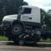 Imagens fortes! Carro é esmagado por carreta e família inteira morre na BR-316
