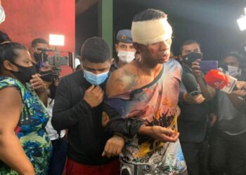 Assaltantes são linchados pela população e choram pedindo ajuda da polícia