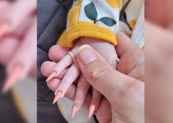 Absurdo! Mãe aplica unha postiça em filha recém-nascida e é detonada na web