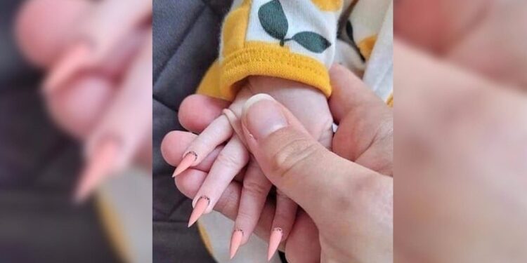 Absurdo! Mãe aplica unha postiça em filha recém-nascida e é detonada na web
