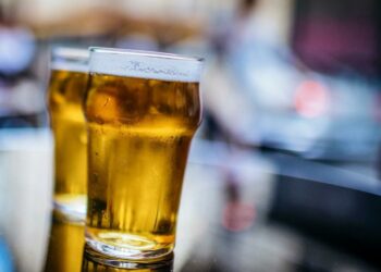 Homem coloca veneno na cerveja da esposa e vai à delegacia se entregar pelo crime