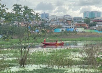 Cadáver masculino é encontrado boiando em lixo de igarapé em Manaus