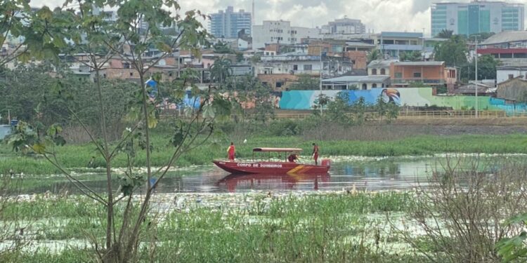 Cadáver masculino é encontrado boiando em lixo de igarapé em Manaus