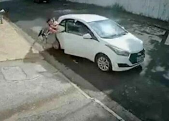 Vídeo: assaltante arranca com carro e arrasta mulher e bebê
