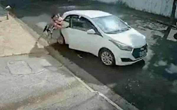 Vídeo: assaltante arranca com carro e arrasta mulher e bebê