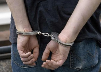 Após menino de 4 anos denunciar agressões ao pai, mãe e padrasto são presos