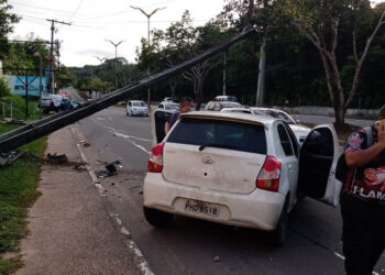 Jovem dorme ao volante e bate veículo contra poste na zona Oeste de Manaus