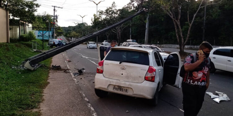 Jovem dorme ao volante e bate veículo contra poste na zona Oeste de Manaus