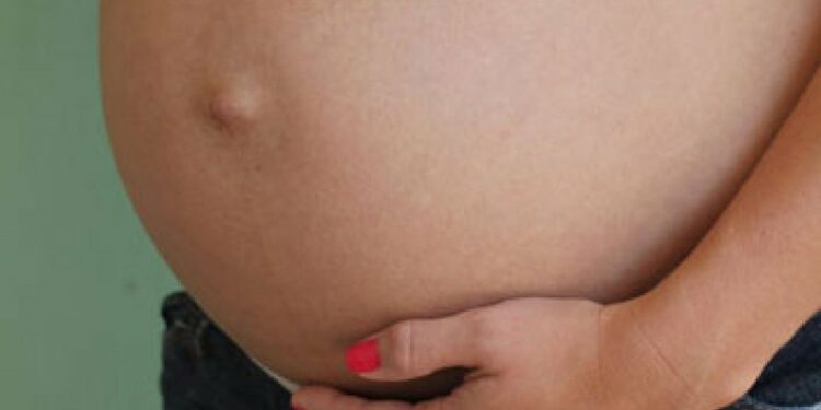 Grávida de 8 meses perde bebê e culpa ‘Kit Covid’: “Minha filha não mexeu mais”