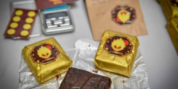 Homem é preso em Manaus por comercializar bolos de maconha pela Internet