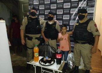 Menino liga para PM pedindo presença do pai em aniversário e ganha emocionante surpresa; assista
