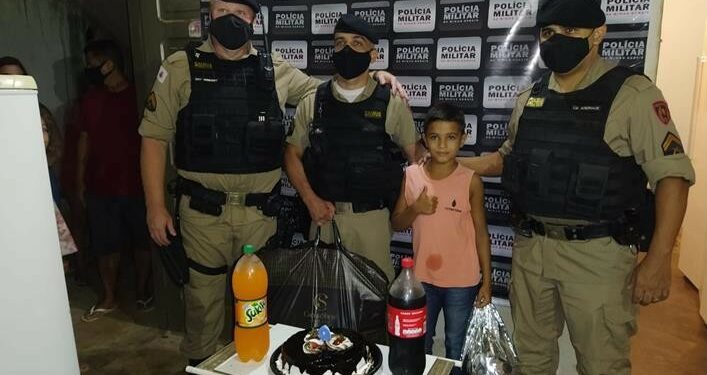 Menino liga para PM pedindo presença do pai em aniversário e ganha emocionante surpresa; assista