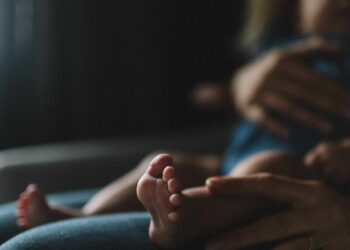 Mulher mata a própria filha acidentalmente ao defender neta de agressão