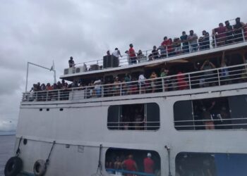 Embarcação com mais de 700 passageiros é barrado na Manaus Moderna