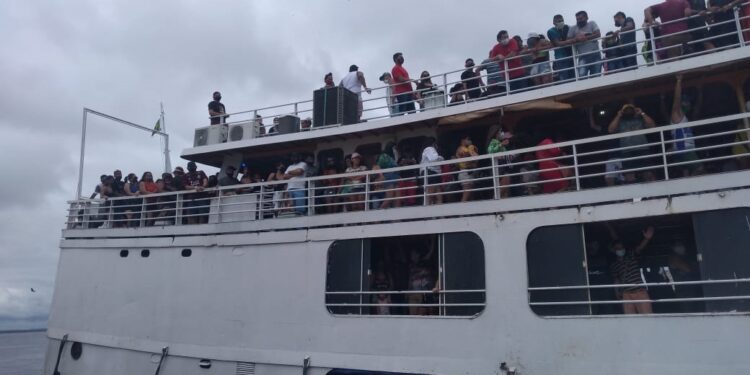 Embarcação com mais de 700 passageiros é barrado na Manaus Moderna