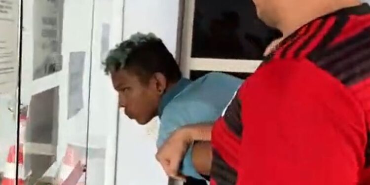 Em Manaus, jovem arranca víscera de rival com faca de serra e comemora