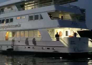 Polícia interrompe festival clandestino com gringos em barco de luxo no rio Amazonas