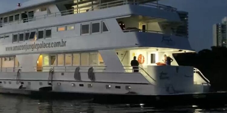Polícia interrompe festival clandestino com gringos em barco de luxo no rio Amazonas