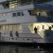 Polícia interrompe festival clandestino com gringos em barco de luxo no rio Amazonas