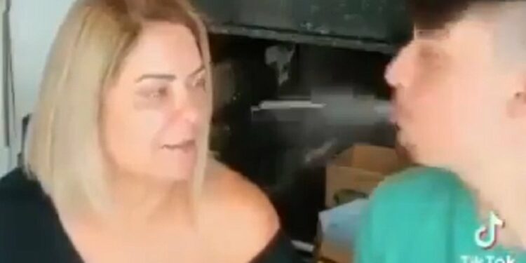 Renan Bolsonaro viraliza nas redes com desafio em que cospe na mãe