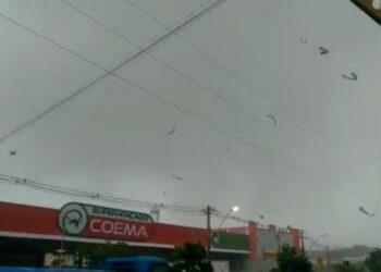 Moradores registram ‘chuva de telha’ durante tempestade em Manaus