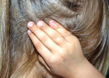 Mulher flagra marido estuprando filha de 5 anos no quarto do casal