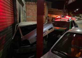 Em Manaus, viatura da Polícia Militar perde o controle e colide contra muro